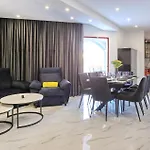 Апартаменти Cozy In With Wifi *
