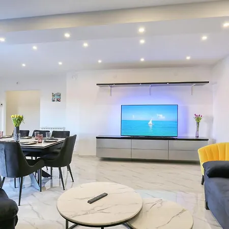 Апартаменти Cozy In With Wifi